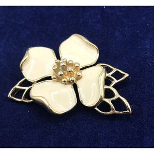 TRIFARI TM SIGNED ENAMEL AND GOLDTONE DOGWOOD FLOWER‎ PIN BROOCH